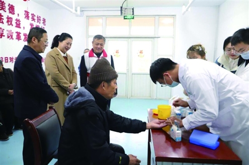 志愿者为敬老院老人献爱心